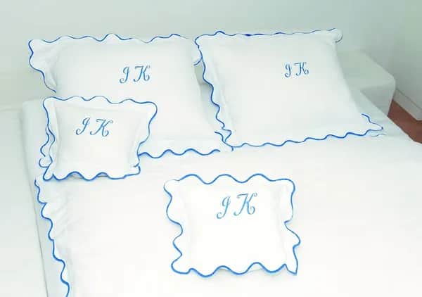 Biancheria da letto con monogramma ricamato per hotel di lusso