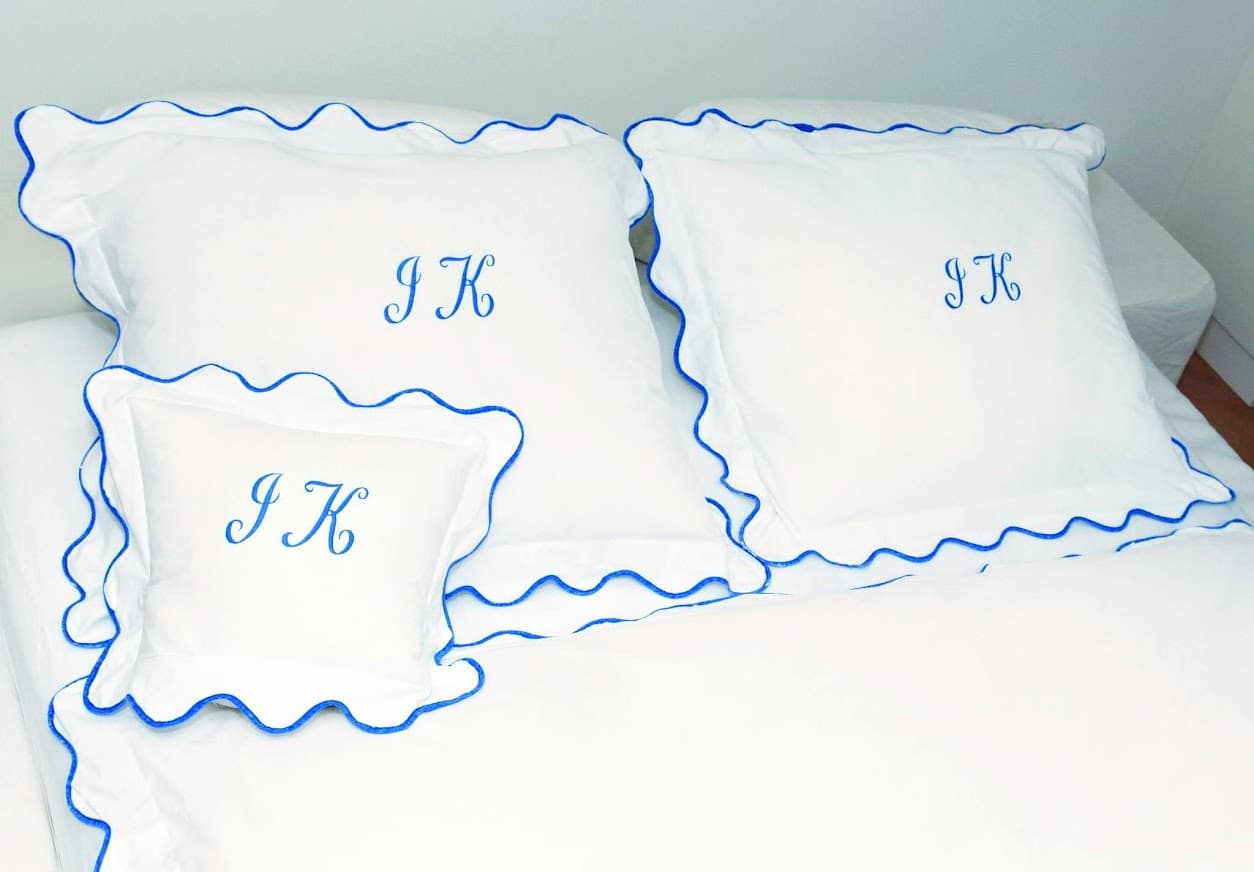 Biancheria da letto con monogramma ricamato per hotel di lusso