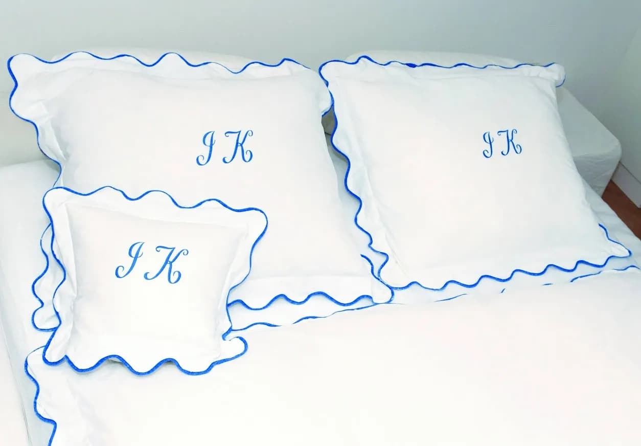 Biancheria da letto con monogramma ricamato per hotel di lusso 2